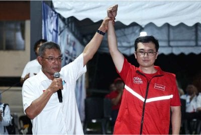 Saifuddin Nasution (kiri) memperkenalkan Arthur yang diumumkan sebagai calon bagi kerusi DUN Bukit Batu N.51 pada Pelancaran Jentera Pilihan Raya DUN Bukit Batu di Dataran Flat Cengal, Taman Putri pada Sabtu. Foto: Bernama