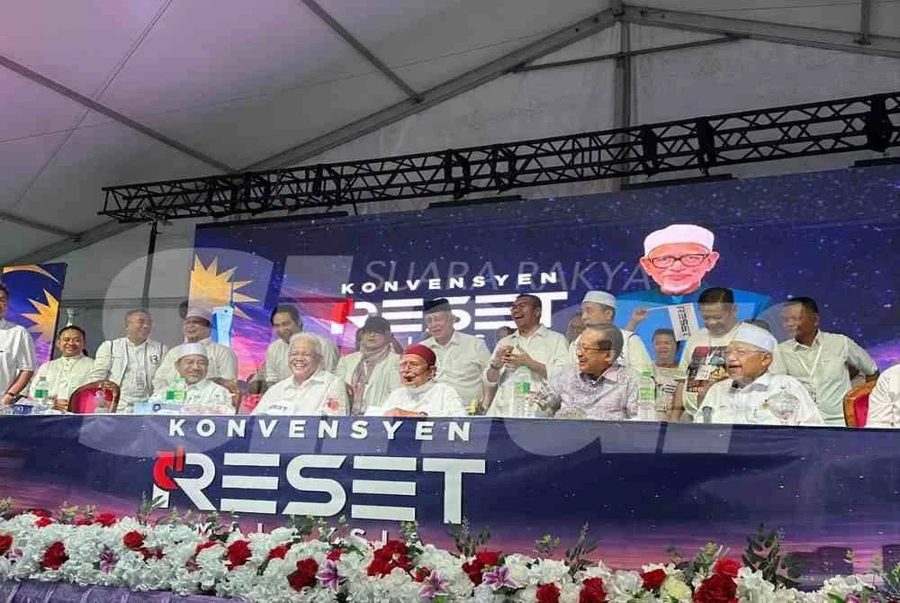 Hadi nampaknya lebih selesa bekerjasama dengan Hamzah berbanding Muhyiddin demi kelangsungan politik Pas.