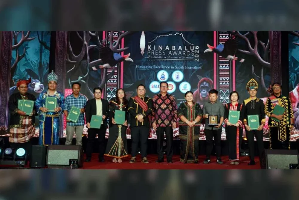 Mariah (lima dari kanan) dan Joniston (enam dari kanan) bersama pemenang yang memenangi Anugerah Kewartawan pada Majlis KPA 2026 di Kota Kinabalu.