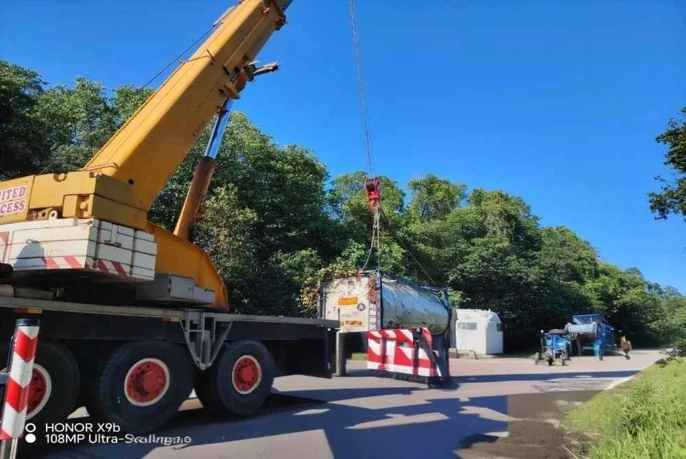 Kerja-kerja pengalihan lori tangki yang terbalik selesai kira-kira jam 7 petang pada Sabtu.