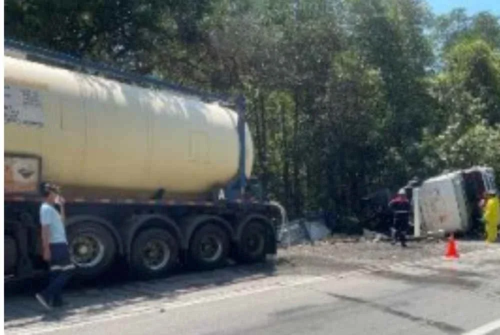 Keadaan lori tangki yang terbalik menyebabkan kira-kira 1,000 liter muatan asid hidroklorik yang tumpah sebelum memasuki kawasan paya bakau berhampiran pada Sabtu.