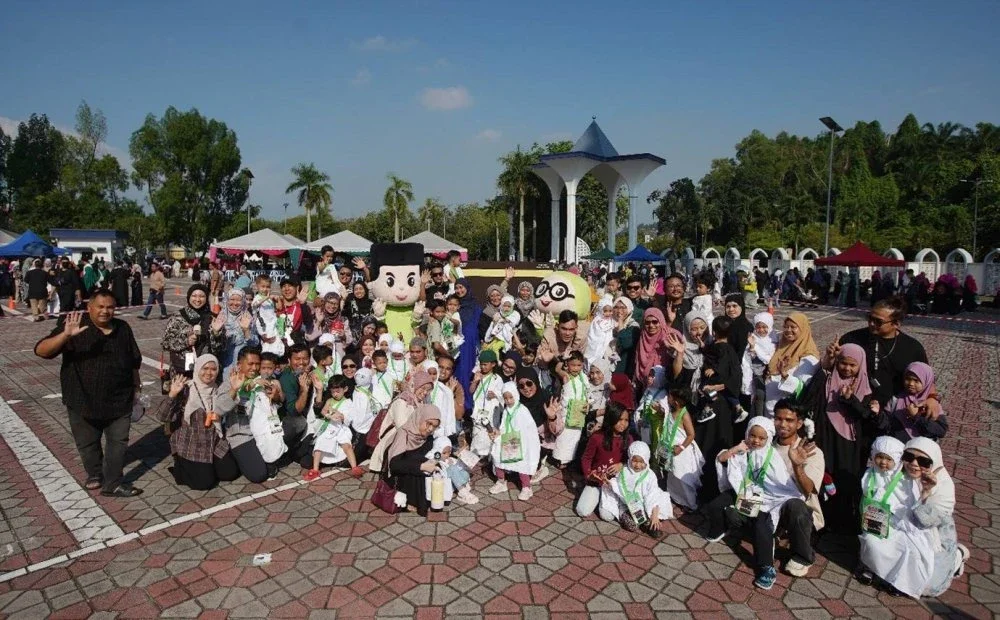 Para peserta dan ibu bapa bergambar pada program AKE Kids Hajj 2026 di Masjid Sultan Salahuddin Abdul Aziz Shah, di sini pada Sabtu.