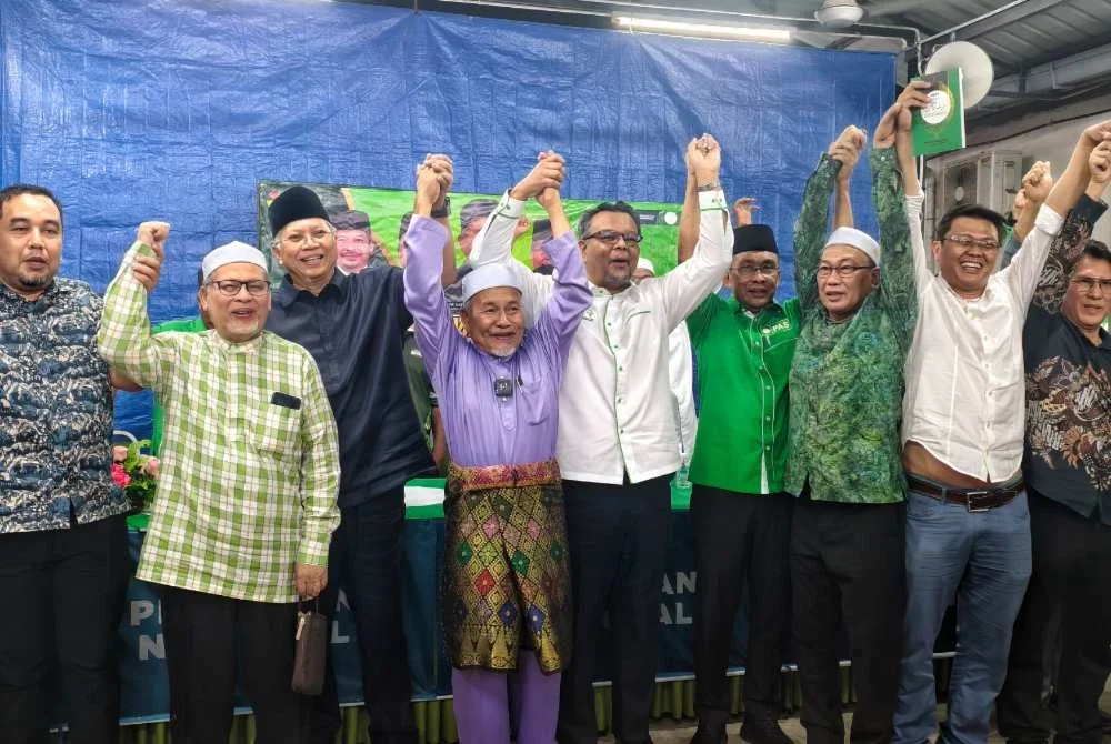 Takiyuddin (lima dari kanan) bersama Tuan Ibrahim (empat dari kiri) dan sebahagian tokoh yang diumumkan menyertai Pas.