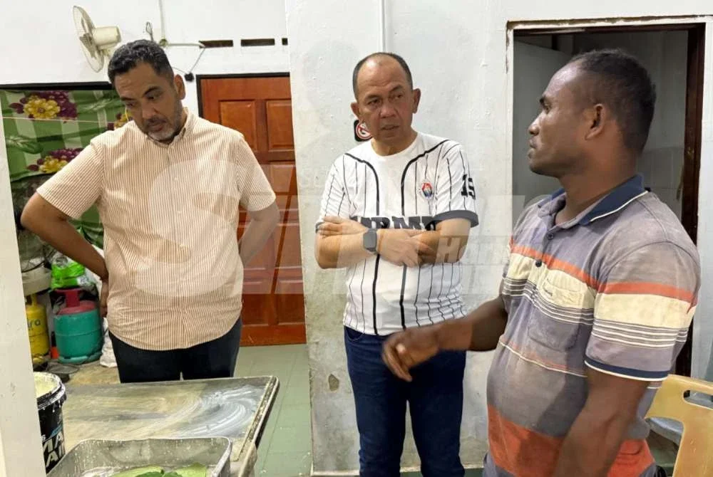 Mohd Noor Helmy (kiri) dan Shadan (tengah) meninjau kedai runcit milik komuniti itu. - Foto SINAR HARIAN/NORAFIZA JAAFAR