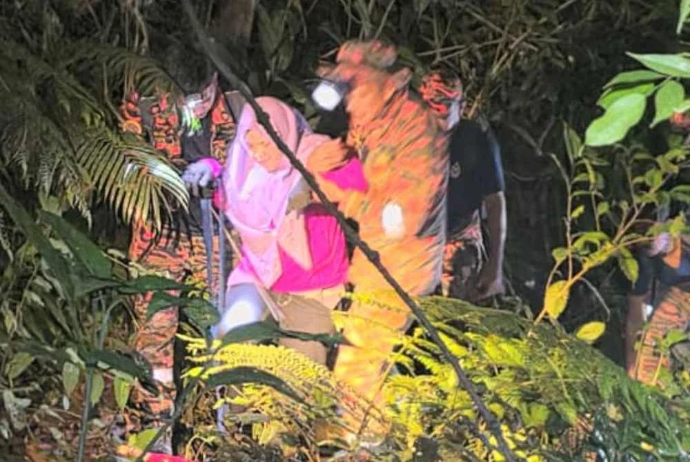 Keadaan laluan mencabar dan cuaca gelap dihadapi pasukan penyelamat sepanjang operasi membawa turun mangsa.