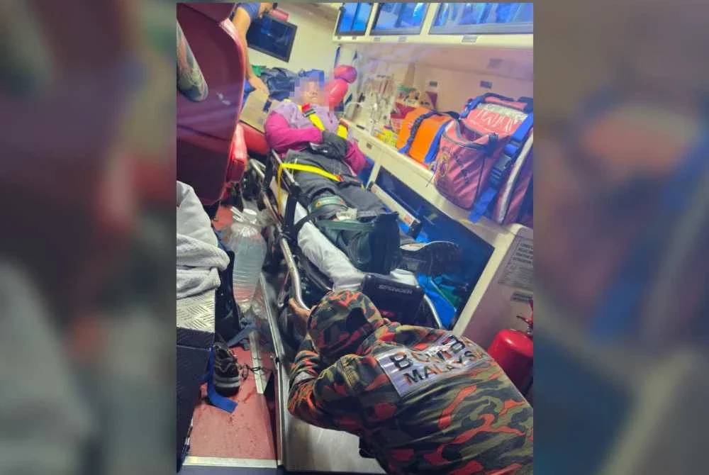 Mangsa yang selamat dibawa turun dihantar ke Hospital Raub untuk menerima rawatan.