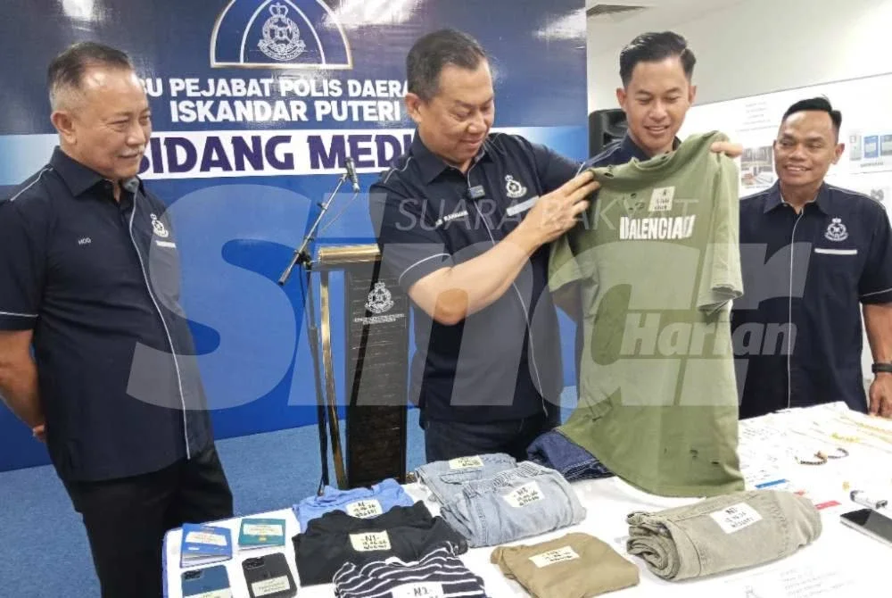 Ab Rahaman (tengah) menunjukkan baju suspek yang dirampas pada sidang akhbar di IPD Iskandar Puteri pada Ahad. - Foto SINAR HARIAN/NOR AZURA MD AMIN