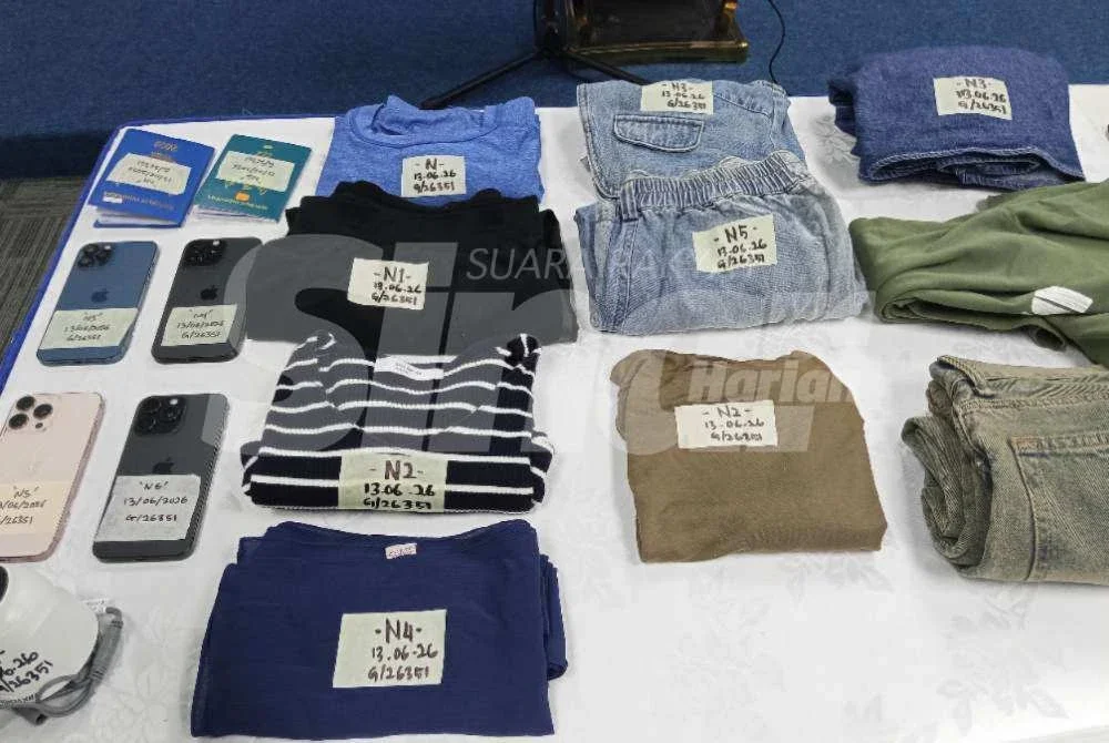 Telefon bimbit dan pakaian yang dirampas daripada suspek.- Foto SINAR HARIAN/NOR AZURA MD AMIN