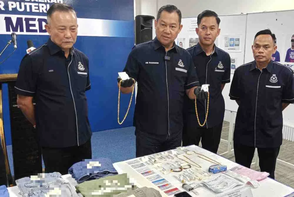 Ab Rahaman (tiga dari kanan) menunjukkan barang kemas yang dirampas daripada suspek pada sidang akhbar di IPD Iskandar Puteri pada Ahad.