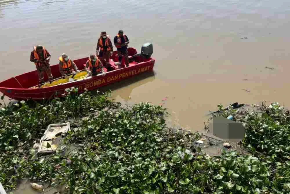 Dua mayat lelaki ditemukan terapung dalam longgokan sampah di permukaan Sungai Jeragan berhampiran Titi Tandop. Foto Bomba