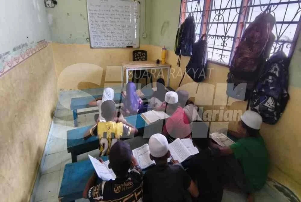 Kanak-kanak Rohingya sedang mengikuti pengajian al-Quran di sekolah Rohingya di Tongkang Yard, Alor Setar.