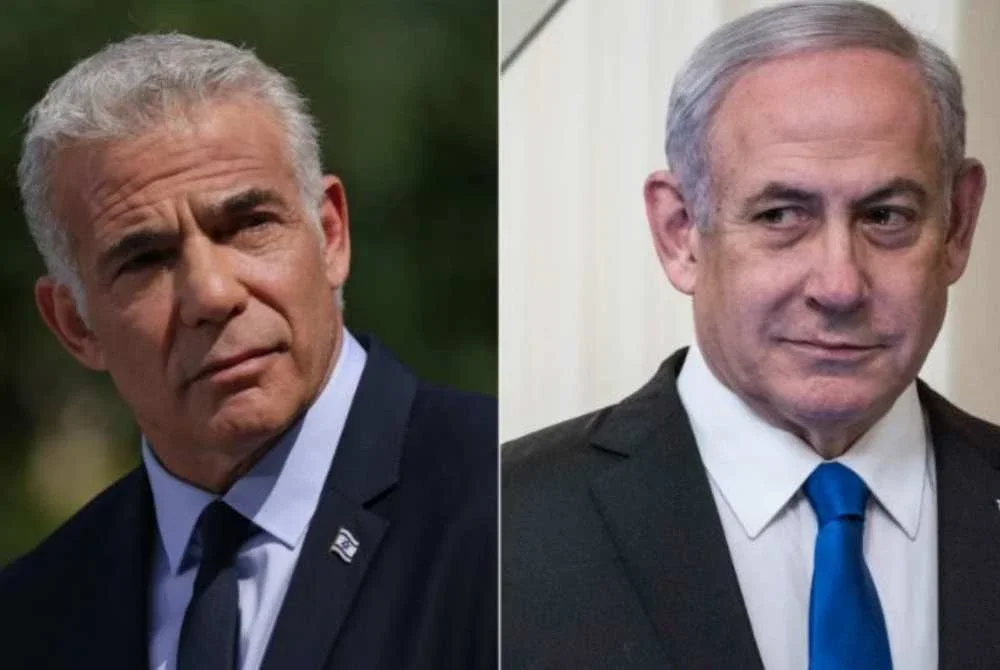 Lapid (kiri) merupakan pengkritik lantang Netanyahu dan berhasrat menyingkirkannya pada pilihan raya akan datang. - Foto Agensi
