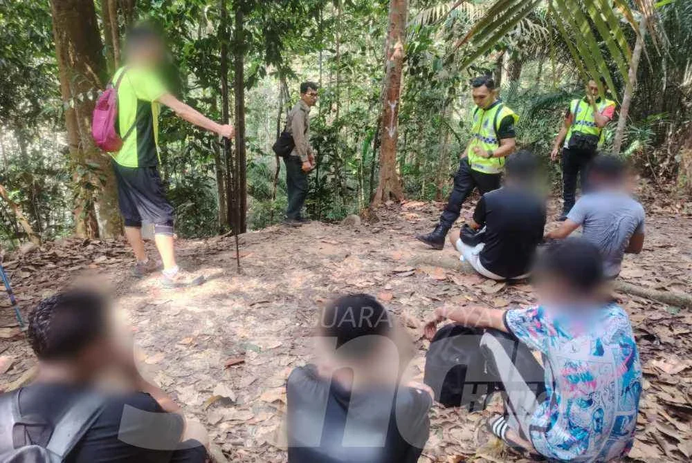 Antara individu yang ditahan kerana disyaki menjalankan aktiviti rekreasi pendakian tanpa kebenaran atau permit JPNS.