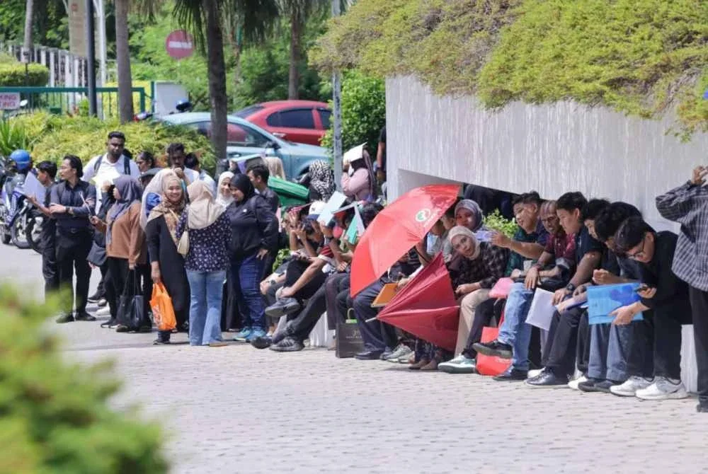 Tawaran gaji yang dipercayai bermula sekitar RM3,500 sebulan menjadi antara faktor utama yang menarik kehadiran ramai pencari kerja. Foto FB Datuk Shadan Othman