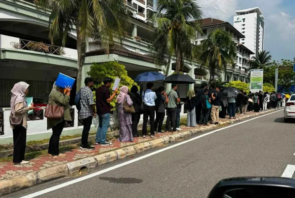 Situasi orang ramai beratur panjang mencuba nasib bekerja kilang dengan tawaran gaji dipercayai bermula RM3,500. Foto FB Datuk Shadan Othman