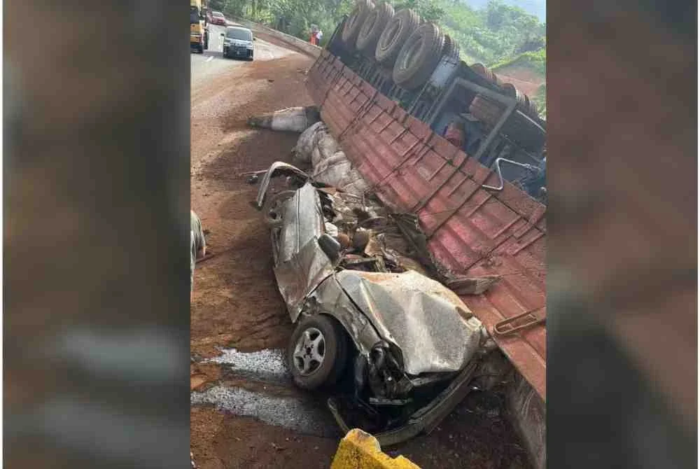 Pihak bomba menerima panggilan berhubung kejadian jam 4.35 petang.