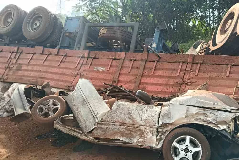 Keadaan kereta dinaiki mangsa selepas dihempap treler terbabas di di Kilometer 43.2 Lebuhraya Kuala Lumpur- Karak (KLK), Bentong pada Ahad. Foto Polis Bentong