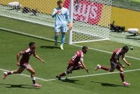 Boualem Khoukhi (kanan) meledak gol penyamaan Qatar pada minit ke-90 4 sekali gus memastikan pasukannya meraih satu mata penting di Piala Dunia. FOTO: Agensi