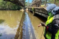 Penguat kuasa JAS menjalankan pemantauan, siasatan serta penilaian awal impak tumpahan.asid terhadap air Sungai Cerating.