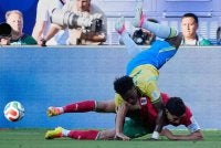 Bintang Brazil, Vinicius Junior tersungkur selepas diasak Achraf Hakimi dalam perlawanan pembukaan Kumpulan C. Foto: Agensi