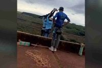Rakaman video yang dikongsi di media sosial menunjukkan beberapa individu membawa mangsa ke lokasi terjunan. 