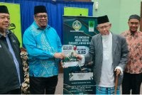 Harith Fadzilah (dua dari kiri) menerima buku Modul Latihan Sukarelawan Masjid daripada Mohd Azmi selepas merasmikan Program Latihan Sukarelawan Masjid Daerah Kinta anjuran MAPIM di Dewan Saidina Omar, Institut Tadbiran Islam di sini pada Ahad.