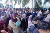 Orang ramai yang menghadiri sesi temu duga sebuah kilang elektronik di Batu Berendam. Foto FB Datuk Shadan Othman