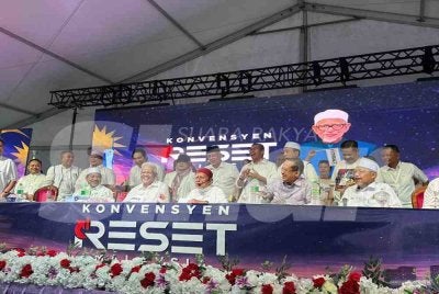 Hadi nampaknya lebih selesa bekerjasama dengan Hamzah berbanding Muhyiddin demi kelangsungan politik Pas. 