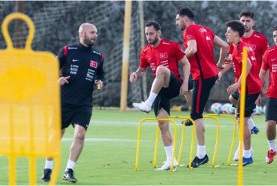 Calhanoglu (dua dari kiri) percaya pasukannya mampu meraih tiga mata dalam penampilan pertama Piala Dunia sejak 2002.- Foto: Agensi