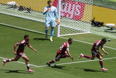 Boualem Khoukhi (kanan) meledak gol penyamaan Qatar pada minit ke-90 4 sekali gus memastikan pasukannya meraih satu mata penting di Piala Dunia. FOTO: Agensi
