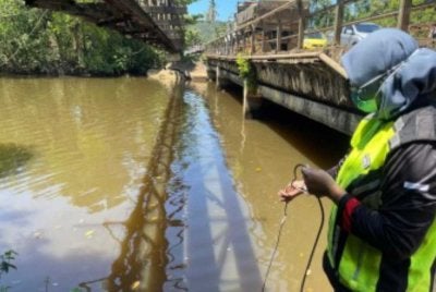 Penguat kuasa JAS menjalankan pemantauan, siasatan serta penilaian awal impak tumpahan.asid terhadap air Sungai Cerating.