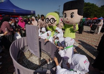 Peserta sedang melakukan simulasi melontar jamrah ketika menyertai program AKE Kids Hajj 2026 di Masjid Sultan Salahuddin Abdul Aziz Shah, di sini pada Sabtu.