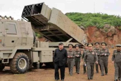 Pemimpin Korea Utara, Kim Jong Un menyelia pelancaran ujian campuran peluru berpandu balistik taktikal, roket artileri dan peluru berpandu jelajah jitu, di lokasi yang tidak didedahkan di Korea Utara. Foto KCNA-Reuters