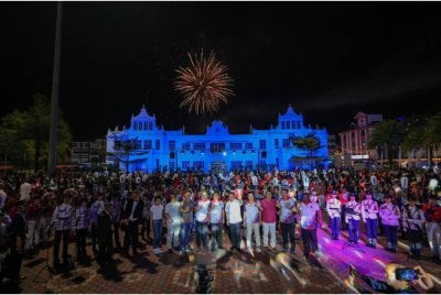 Kor Ming (hadapan, lima dari kanan) selepas merasmikan Festival Pancaragam Belia Antarabangsa Taiping 2026 di sini pada Sabtu.