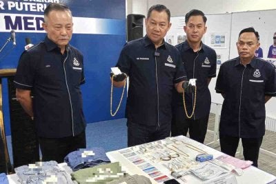 Ab Rahaman (tiga dari kanan) menunjukkan barang kemas yang dirampas daripada suspek pada sidang akhbar di IPD Iskandar Puteri pada Ahad.