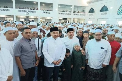 Ahmad Zahid (tengah) menyertai Majlis Zikir Peringatan Haul Asmaulhusna 2026 di Masjid Sultan Iskandar Bandar Dato Onn Johor Bahru.