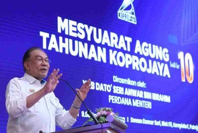 Anwar berucap pada Majlis Perasmian Mesyuarat Agung Tahunan Kali Ke-10 Koperasi Profesional Putrajaya Berhad (KOPROJAYA) di Dewan Damar Sari, Kompleks F, Putrajaya hari ini. Foto Bernama 