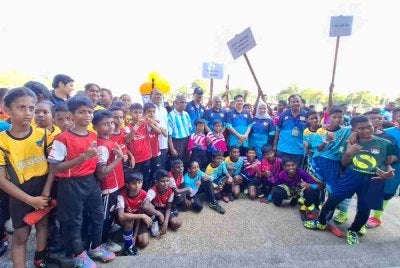 Sivanesan (tengah) selepas merasmikan Kejohanan Bola Sepak Sekolah-Sekolah Tamil Negeri Perak 2026 di Padang Ipoh pada Ahad.