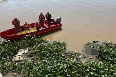 Dua mayat lelaki ditemukan terapung dalam longgokan sampah di permukaan Sungai Jeragan berhampiran Titi Tandop. Foto Bomba