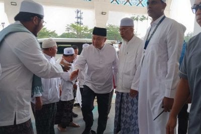 Ahmad Zahid (tengah) menghadiri Majlis Zikir Peringatan Haul Asmaulhusna 2026 di Masjid Sultan Iskandar Bandar Dato Onn, Johor Bahru.