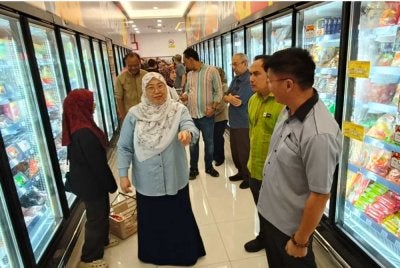 Fuziah melakukan tinjauan selepas menyempurnakan pembukaan Pasaraya Pantai Selamat Seindah di Bandar Kuantan Putri pada Ahad.