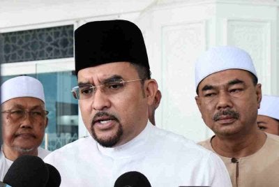 Asyraf Wajdi (tengah) bercakap kepada pemberita selepas hadir pada Majlis Zikir Peringatan HaulAsmaulhusna 2026, di Masjid Sultan Iskandar Bandar Dato Onn hari ini. Foto Bernama
