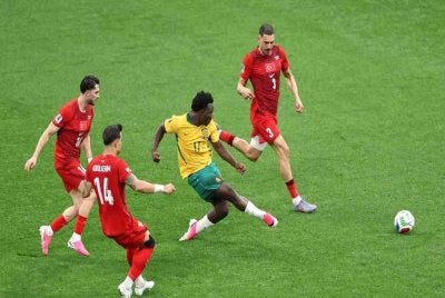 Irankunda yang dikepung tiga pemain Turkiye tenang melepaskan rembatan untuk gol pendahuluan Australia pada minit ke-27. FOTO: Agensi 