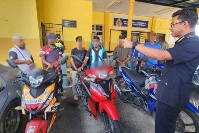 Mohd Zamri (kanan) menunjukkan antara kenderaan yang disita dan warga asing yang ditahan dalam Ops PEWA di Terengganu.