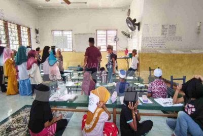 Kanak-kanak Rohingya sedang mengikuti pembelajaran di sekolah Rohingya di Tongkang Yard, Alor Setar.