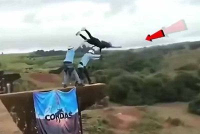Detik cemas ketika Maria dilepaskan dari platform pada ketinggian hampir 40 meter sebelum terjunam ke dalam gaung. Foto Agensi