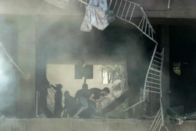 Orang ramai mencari mangsa yang terselamat di lokasi serangan udara Israel yang menyasarkan sebuah bangunan di pinggir selatan Beirut pada 14 Jun 2026. Foto AFP