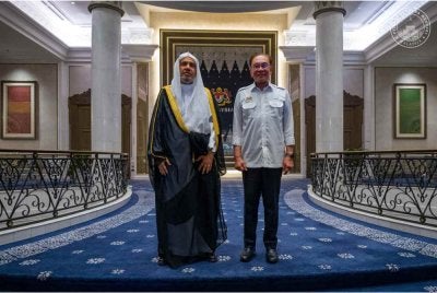Anwar menerima kunjungan hormat daripada Sheikh Dr Mohammed di Kompleks Seri Perdana, Putrajaya. Foto Pejabat Perdana Menteri
