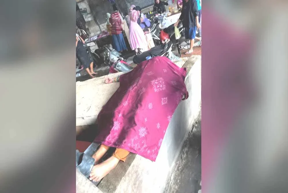 Jasadnya turut diselubungi kain selepas beberapa individu menyangka dia benar-benar sudah meninggal dunia. Foto Agensi
