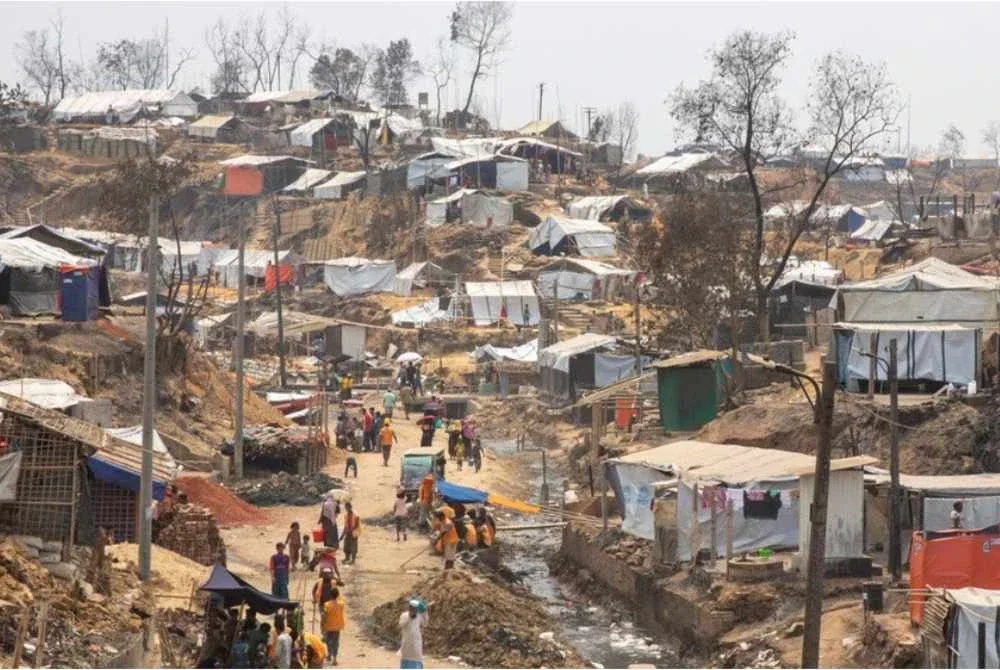 Pelarian Rohingya 'terpenjara' di kem penempatan mereka yang sesak dan serba daif di sempadan Bangladesh-Myanmar. Foto Agensi